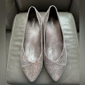 Vionic Silver Snakeskin Pointed Toe Flats Size 7